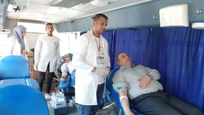 بالصور.. رئيس مدينة دمنهور يتبرع بدمه دعمًا للحملة القومية للتبرع بالدم 
