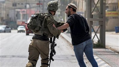 مستوطنون يعتدون على قادة في جيش الاحتلال الإسرائيلي ويحاولون دهس الجنود