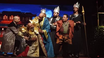 انطلاق العرض الأول لمسرحية «الملك وأنا» بتوقيع فرقة تحت 18 بمسرح البالون