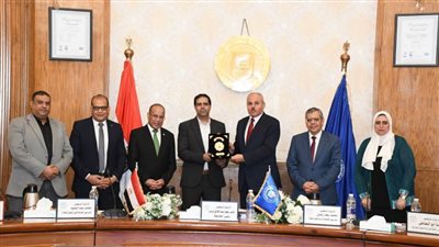 مجلس جامعة قناة السويس يُكرم فريق الوحدات الحسابية دعماً لإنجازاتهم في تطوير الأداء المالي