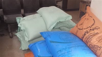 ضبط 20 جوال دقيق وأسمدة محظور تداولها خلال حملات تموينية بمركز أبوتيج 