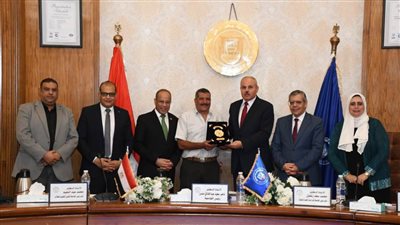  مجلس جامعة قناة السويس يُكرم الأستاذ صلاح السيد أحمد صالح لبلوغه سن التقاعد