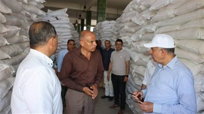 محافظ المنيا يطمئن على توافرأرصدة السلع الغذائية الأساسية ويؤكد متابعات يومية لضمان وصول الدعم لمستحقيه