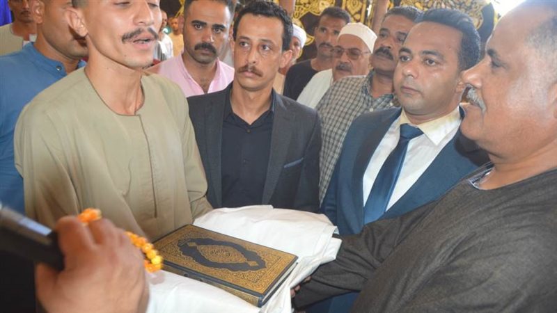 أثناء تقدبم الكفن