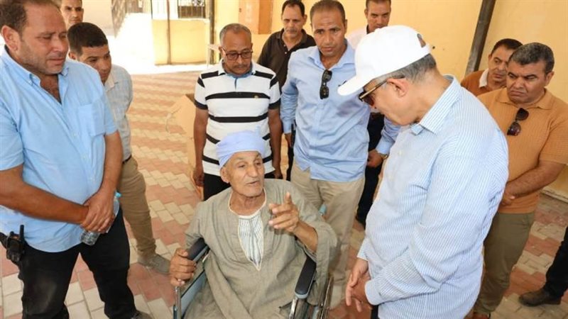 محافظ المنيا يسلم