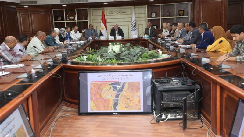 اجتماع محافظ بنى