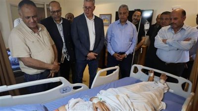 بدوي وجبران يطمئنان على الناجين من حادث بارج خليج السويس 