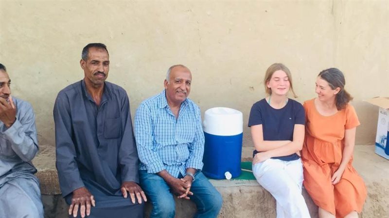 سائحة أجنبية تهدي