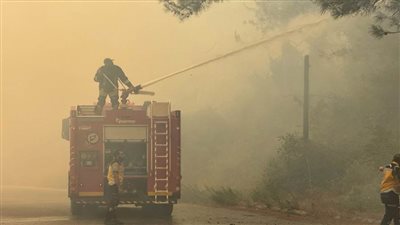 نزوح وإخلاء منازل مع تواصل محاولات إخماد الحرائق في اللاذقية