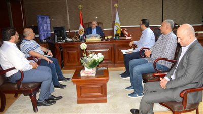 بالصور.. محافظ الغربية يناقش حلول أزمة تكدس الطلاب في الكشف الطبي