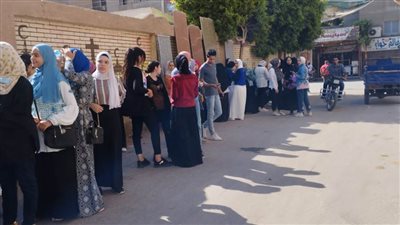 طلاب الثانوية العامة يبدأون امتحانى الرياضيات البحتة والجيولوجيا