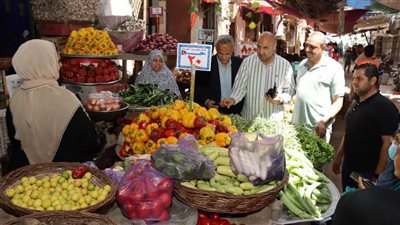 سكرتير بني سويف يتفقد انتظام أسواق اليوم الواحد لتوفير السلع بسوق بدرخان