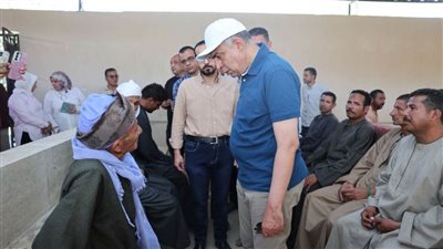 محافظ المنيا يوجه بفتح صالة انتظار لذوي المرضى.. ويصرف مساعدات عاجلة على نفقته الخاصة