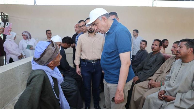 محافظ المنيا خلال