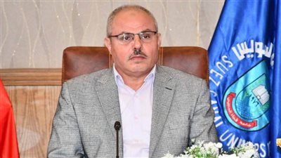 رئيس جامعة قناة السويس يتسلم التقرير السنوي الأول لمركز خدمات الطلاب ذوي الإعاقة