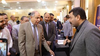 محافظ المنيا يفتتح ملتقى توظيف الشباب ويؤكد أهمية مد جسور التواصل مع الأجيال الجديدة