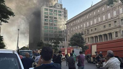 قوات الدفاع المدني تواصل جهود السيطرة على حريق سنترال رمسيس 