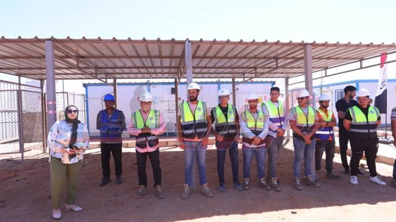 العاملين بإنشاء المصنع