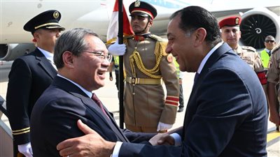 رئيس الوزراء يستقبل رئيس مجلس الدولة الصيني بمطار القاهرة الدولي