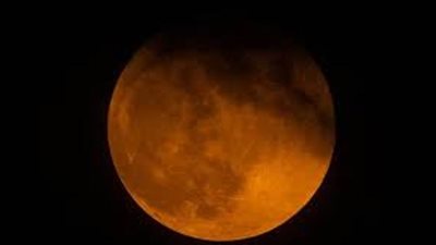 يتحول للون الأحمر البرتقالي.. خسوف كلي للقمر في سماء الوطن العربي (تفاصيل)
