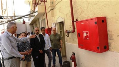 محافظ أسوان يطمئن على منظومة التأمين والإطفاء لمواجهة أى حرائق بالسنترال الرئيسي
