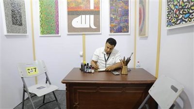 «تجلّيات الفنان إسماعيل عبده» في جناح الأزهر بمعرض الإسكندرية للكتاب.. الحروف تتحرّك من سكونها