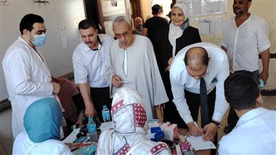 وسط إقبال كبير من المواطنين.. تقديم خدمات طبية متميزة بالقافلة الطبية المجانية بقرية 