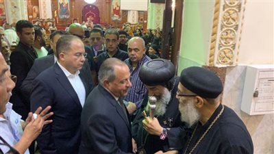 محافظ بورسعيد ورموز باسلة يقدمون العزاء في القمص بطرس الجبلاوي بكاتدرائية مارجرجس.. صور 