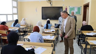 محافظ الإسماعيلية يتفقد لجنة مدرسة القصاصين الثانوية لمتابعة سير الامتحانات