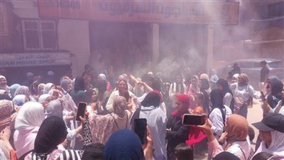 بالمزمار البلدي والشماريخ والألعاب النارية وتوزيع الحلوى.. الطلاب يحتفلون بختام ماراثون الثانوية العامة بأسوان