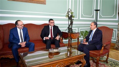 وزيرا الخارجية والإسكان يبحثان دعم مشروعات التنمية في أفريقيا 