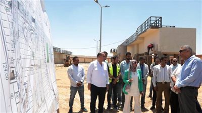  محافظ أسوان يتفقد مشروع محطة معالجة الصرف الصحي بقرية الطوناب