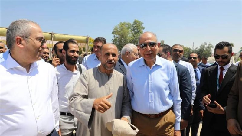 محافظ المنيا خلال