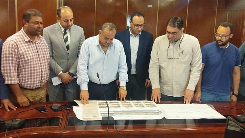 محافظ أسيوط يناقش