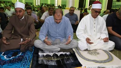 محافظ سوهاج يؤدي صلاة الجمعة بمسجد الشرطة ويلتقي المواطنين عقب الصلاة