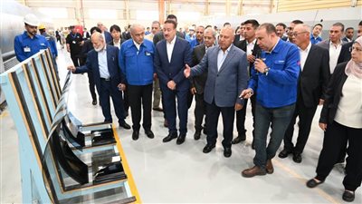 الوزير يفتتح مصنعًا للزجاج ويضع حجر الأساس لمصنع ثلاجات  
