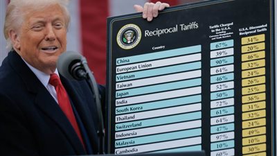 رسوم ترامب الجمركية تتخطى 100 مليار دولار وتُحقق فائضًا مفاجئًا في الموازنة الأمريكية