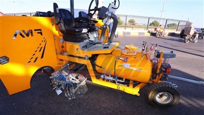 تفقد أعمال تخطيط وتنفيذ إشارات وعلامات الطرق بشارع المدينة الطبية بكفر الشيخ