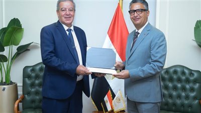 وزير التموين يقبل استقالة مستشاره لشؤون الذهب ويكرم عددًا من القيادات 