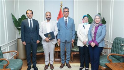 وزير التموين يكرم صاحب أفضل فكرة عبر منصة حوار والتي تتيح تتبع السلع الغذائية