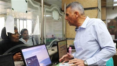 الدكتور إسماعيل كمال يطمئن على تقديم الخدمات للمعاملات المختلفة بالمركز التكنولوجى بمدينة أسوان  