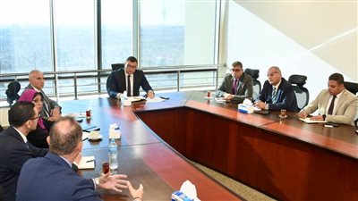 وزير الإسكان يلتقي المدير الإقليمي لمجموعة 