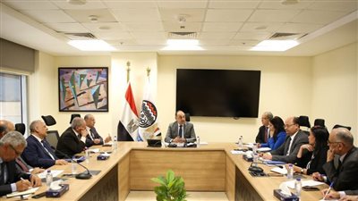 وزير قطاع الأعمال العام يعقد اجتماعًا موسعًا مع رؤساء الشركات القابضة لتطويرها