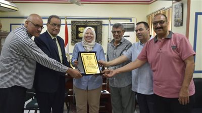 مدير المديرية تكرم 