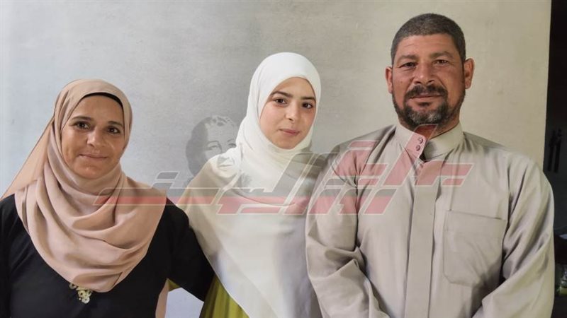 مني سعد تتوسط والديها