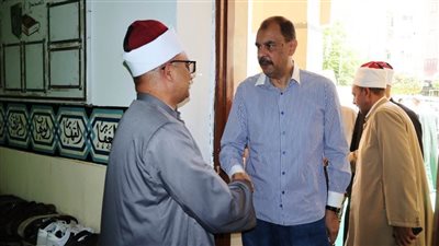 محافظ سوهاج يؤدي صلاة الجمعة بمسجد الشرطة ويلتقي المواطنين عقب الصلاة