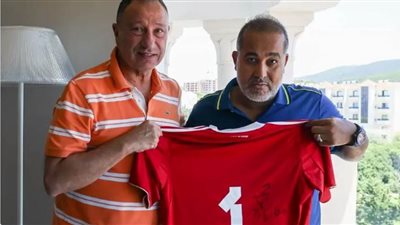 الكابتن الخطيب يهدي قميص الأهلي للشركة المنظمة لمعسكر تونس