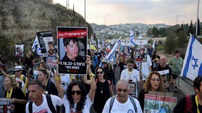 عائلات المحتجزين الإسرائيليين تطالب نتنياهو بعدم تسيس القضية ووقف الحرب في غزة