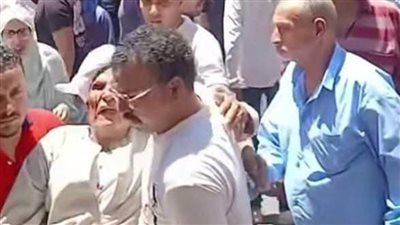 بالصور.. إصابة شخصين بدمنهور سقط عليهما عامود كهرباء أثناء مرورهما بشارع عرابي