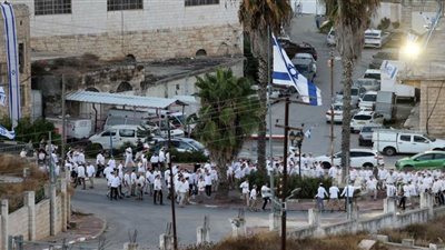 مستعمرون بحماية جنود الاحتلال يقتحمون البلدة القديمة في الخليل